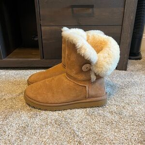 Bailey Button UGG Women’s Size 10